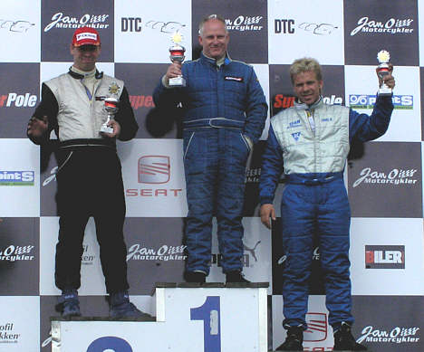 Vinder Carsten Rasmussen flankeret af Sonny Nielsen (t.v.) og Thue Kristensen.